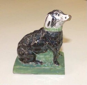Figur eines sitzenden Hundes