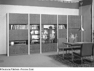 Anbauwand "Favorit" : Wohnzimmermöbel. Anbauwand "Favorit" (1976; VEB Möbelkombinat Wi-We-Na) und Eßplatz
