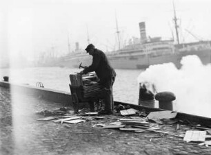 Hamburg, Hafen : Hafenarbeiter am Kai