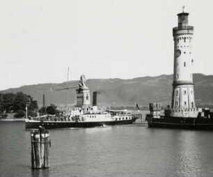 Lindau, Hafeneinfahrt : Lindau (Bodensee). Hafeneinfahrt mit Löwendenkmal und Leuchtturm. Blick gegen den Bregenzer Wald