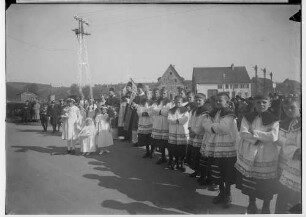 Primizfeier Brugger in Sigmaringendorf 1936; Im Mittelpunkt Primizbräutchen und Geistlichkeit