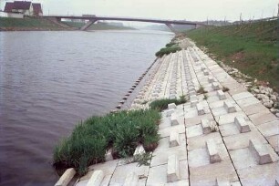 Betonpflaster am Main-Donau-Kanal