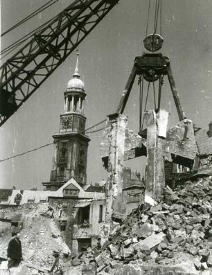 Hamburg-St. Pauli. Nachkrieg. Ein Bagger beseitigt Trümmer vor dem Michel (Hauptkirche St. Michaelis)