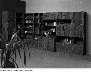 Anbauwand : Leipzig. Leipziger Herbstmesse, 1983. Anbauwand. Holz, folienbeschichtet in Nußbaumholzoptik (1983; VEB Möbelwerk Berlin)