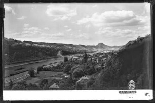 Bad Schandau. Stadtansicht mit Stadtkirche. Blick vom Ostrauer Personenaufzug nach Westen über das Elbtal zum Lilienstein
