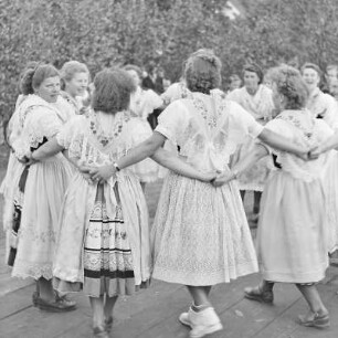 Kulturfest nach der Grundsteinlegung in Briesen. Junge Frauen in festlicher Spreewaldtracht. : Kulturny swjedźeń po połoženju zakładneho kamjenja w Brjazynje. Młode žony w Błótowskej swjedźenskej drasće.