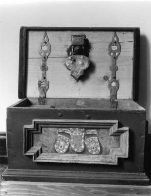 Zunftlade : Zunftlade. Holz, Eisen. Ansicht mit geöffnetem Decke mit Beschlägen und Schloß. Donaueschingen, Fürstenbergische Sammlungen