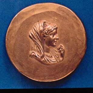 Saloniki, Archäologisches Museum. Goldmedaillon mit Büste der Olympias. Siegermünze der Spiele von Verria, 225 v. Chr., Abukir-Schatz