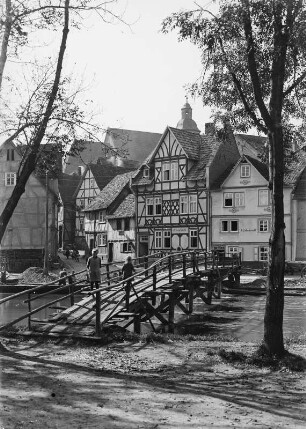 Bad Sooden-Allendorf, hölzerne Brücke über die Werra mit Blick auf Fachwerkhäuser und Kirche