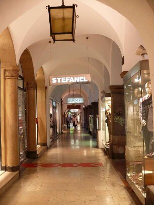 Laubengang in der Geschäftsstrasse Laubengasse