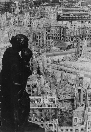 Dresden. Blick vom Rathausturm mit Skulptur über die Ruinen der Innenstadt und des Landhauses nach Nordosten