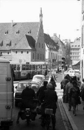 Straßburg: Berufsverkehr in enger Straße, vom Bus
