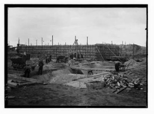 Industrie-Kraftwerk. Baustelle mit Rohbau (wohl Maschinenhaus) : Lauta (Niederlausitz). Industrie-Kraftwerk. Baustelle mit Rohbau (wohl Maschinenhaus)