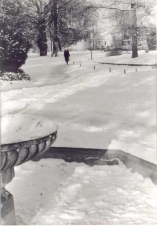 Winteraufnahme vom Schlossplatz. Detmold. Im Vordergrund der Muschelbrunnen