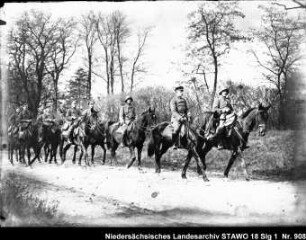 Rückkehr des Feld-Artillerie-Regiments Nr. 46 und Einzug der Regierungstruppen in Wolfenbüttel Enthält: Platte 1, berittene Soldaten auf einem Weg