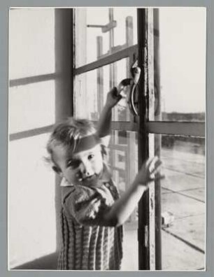 Portrait eines Kleinkindes ein Fenster öffnend