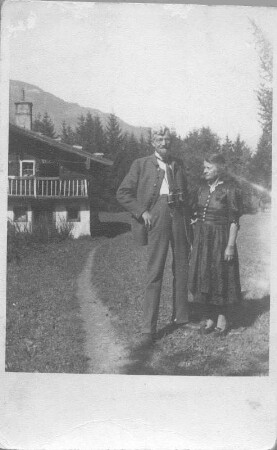 Hans und Etha Richter vor einer Bergkulisse