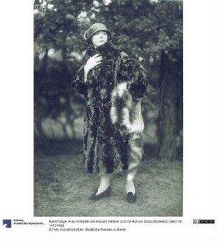 Frau in Mantel von Eduard Wellner und mit Hut von Sonja Modellhut