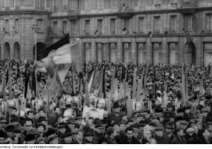 Dresden, Gedenkveranstaltungen anlässlich des 20. Jahrestages des anglo-amerikanischen Luftangriffes auf Dresden am 13./14. Februar 1945, Kranzniederlegung von französischen Gästen am Ehrenmal für die Opfer des Bombenangriffes , Großkundgebung mit Hermann Matern, 13. Februar 1965