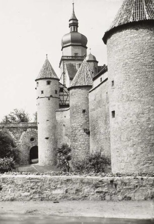 Würzburg. Festung Marienberg. Scherenbergtor (1433/1445), Kiliansturm und Wolfskeelsche Ringmauer. Feldseite von Südwesten