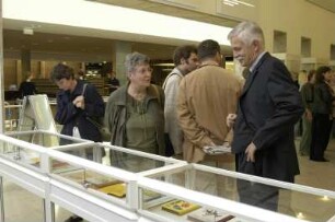 Besucher der Ausstellung im Foyer der SLUB