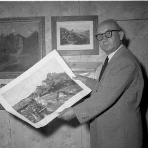 Preisrätsel. Mann mit großer Landschaftszeichnung