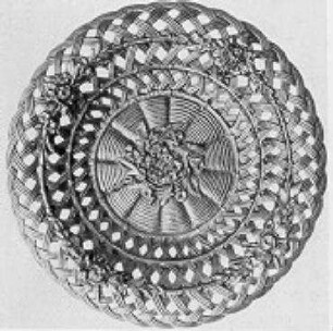 Durchbrochenes Körbchen mit Blumen