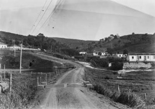 Fazenda in Serra Negra : Eine Fazenda, ein landwirtschaftlicher Betrieb, am Ortseingang von Serra Negra. Rechts im Vordergrund Wohnhäuser.