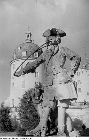 Jägerfigur des Moritzburger Schlosses mit Parforcehorn und Jagdhund