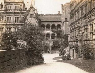 Heidelberg. Schloss. Innenhof mit Friedrichsbau (1601-1607) und Ottheinrichsbau mit Gläsernem Saalbau (nach 1556 begonnen)