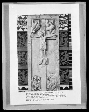 Grabstein: Christus am Kreuz mit den Evangelistensymbolen