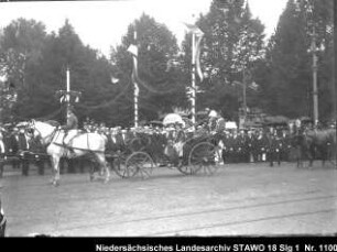 Einzug des Herzogs Johann Albrecht von Mecklenburg in Wolfenbüttel Enthält: Platte 9, das Herzogspaar in einer Kutsche fährt an Zuschauern vorbei, dahinter Bäume