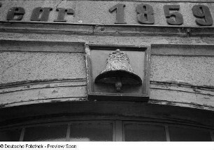 Relief "Goldene Glocke" über der Eingangstür des Hauses Moritzstraße 19