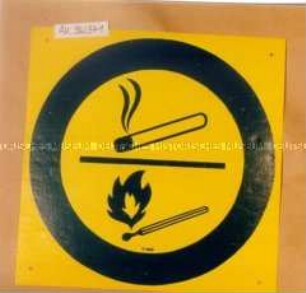 Schild: Vorsicht beim Rauchen und Umgang mit offenem Feuer