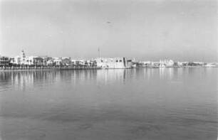Stadtansicht : Blick auf Gewässer und die Häuser einer Stadt