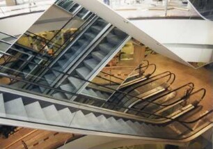 Dresden-Altstadt, Prager Straße 12. Warenhaus "Karstadt" (1993/1995). Innenansicht. 5. Etage