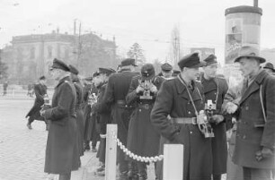 Dresden-Neustadt, Albertplatz. Gruppe von Volkspolizisten mit Fotoapparaten, an der Kreuzung wartend