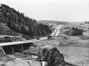 Frankenwald, Autobahn : Frankenwald. Autobahn der Strecke München-Berlin das Wisenta-Tal südwestlich Schleiz kreuzend, Autobahnbrücke