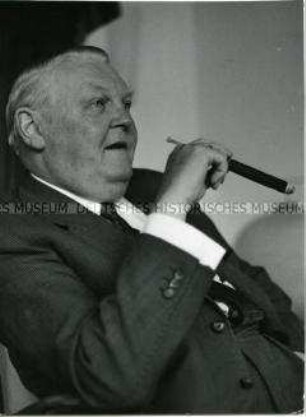 Ludwig Erhard in seinem Haus am Tegernsee