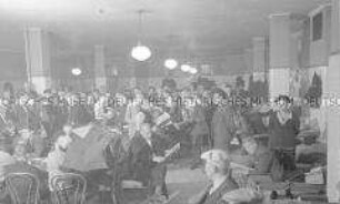 Selbstversenkung des Hochseepassagierdampfers "Columbus" am 19. Dezember 1939, Besatzungsangehörige im Internierungslager auf Ellis Island, im Aufenthaltsraum lesend, schreibend