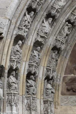 Südportal mit reichem Figurenprogramm — Engel, Apostel, Kirchenväter, Propheten und Sibyllen — Linke Archivolten