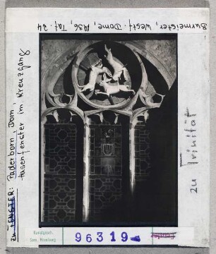 Paderborn: Dom, Hasenfenster im Kreuzgang zu Trinität