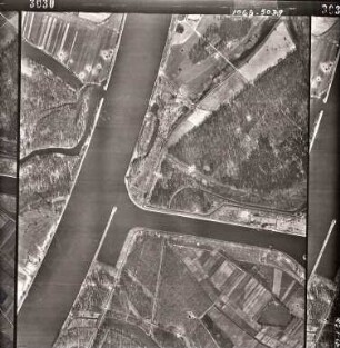 Amerikanische Luftbildaufnahmen von Kriegszerstörungen. Ausrichtung nach Norden. Rhein / Vorhafen / Rheinhafen (Stichkanal)