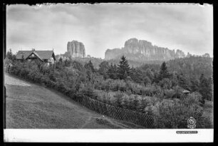 Blick auf Schrammsteine mit Falkenstein