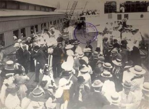 Honolulu, USA. Passsagierdampfer Cleveland neben dem Piergebäude bei der Abfahrt, Touristen und Mitglieder der Besatzung an Deck