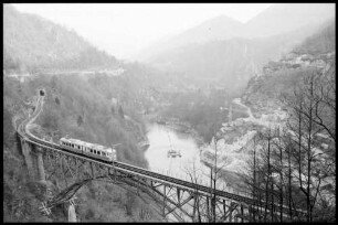 Camedo: Bahnviadukt und Tunnel, mit Zug