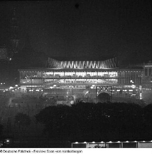 Der erleuchtete Kulturpalast aus Anlass des 20. Jahrestages der DDR