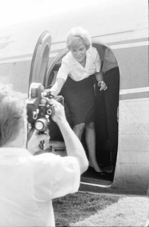 Freiburg: Flugplatz; Stewardess wird gefilmt