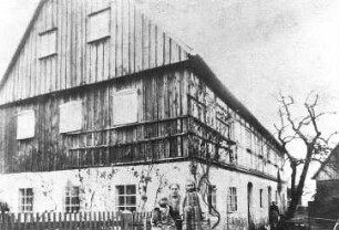 Neschwitz-Loga. Ehem. Logaer Mühle, 1908 (mit Müllerin Marie Semmer und ihren Töchtern Liesbeth (rechts) und Marie), Repro (Bildersammlung Ida Hohlfeld, geb. Semmer, Loga)