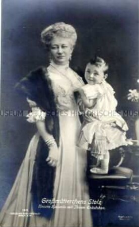 Auguste Viktoria mit ihrem Enkelkind
